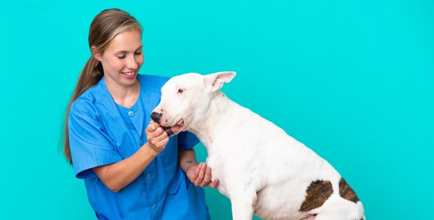 Joven veterinaria inglesa con perro