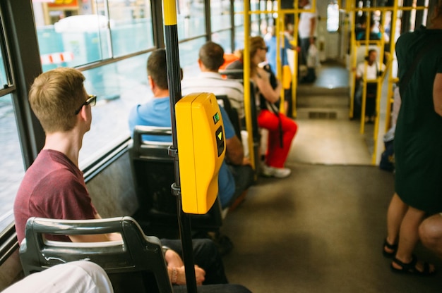 Foto joven viajando en autobús