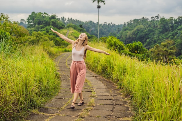 Joven viajera en Campuhan Ridge Walk , Scenic Green Valley en Ubud Bali