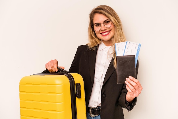 Foto joven viajera caucásica mujer sosteniendo maleta y pasaporte aislado sobre fondo blanco