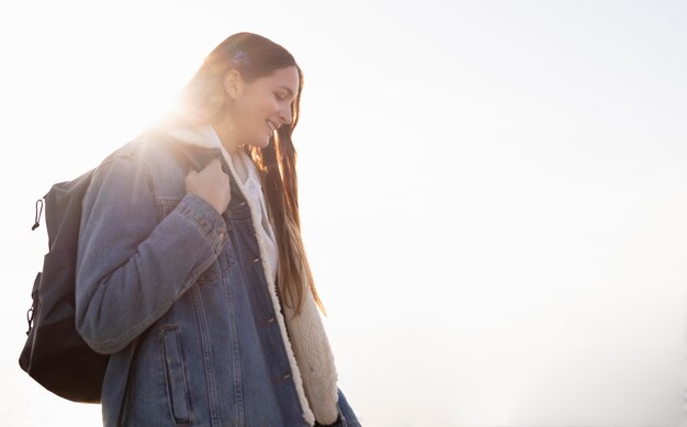 Foto joven viajera disfrutando de la paz que la rodea