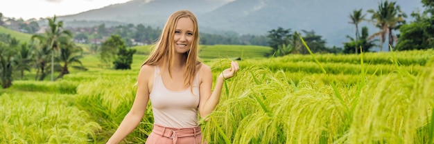 Joven viajera en hermosas terrazas de arroz jatiluwih en el contexto de volcanes famosos