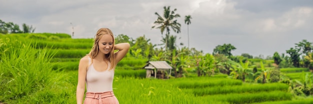 Joven viajera en las hermosas terrazas de arroz de Jatiluwih con el telón de fondo de los famosos volcanes en Bali, Indonesia BANNER, formato largo