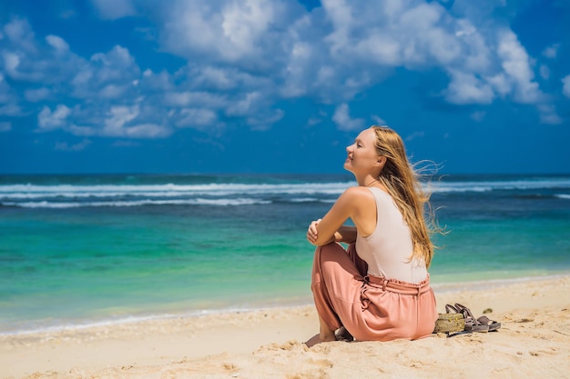 Joven viajera en la increíble playa de Melasti con agua turquesa, isla de Bali, Indonesia