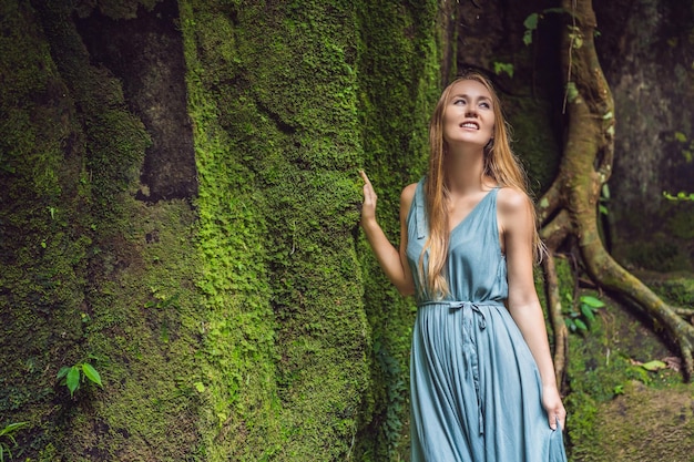 Joven viajera en un jardín balinés cubierto de musgo Concepto de viaje a Bali