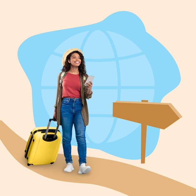 Una joven viajera negra inspirada en una sonrisa con una maleta sostiene un teléfono inteligente que reserva un hotel en línea usando la aplicación de viaje