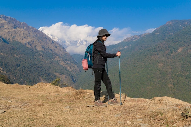 Un joven viajero caminando por senderos forestales Nepal