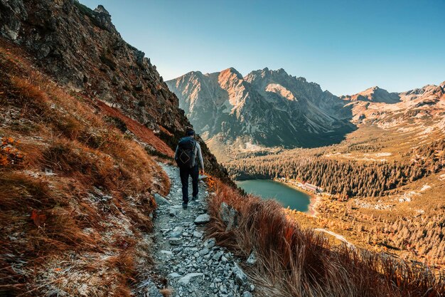 Joven viajero chica de senderismo con mochilas Senderismo en las montañas Paisaje soleado Viajero turístico en maqueta de vista de fondo High tatras eslovaquia