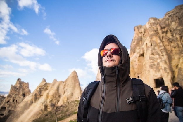Joven viajero disfrutando de unas vacaciones activas de senderismo en las montañas y valles de Capadocia Turquía