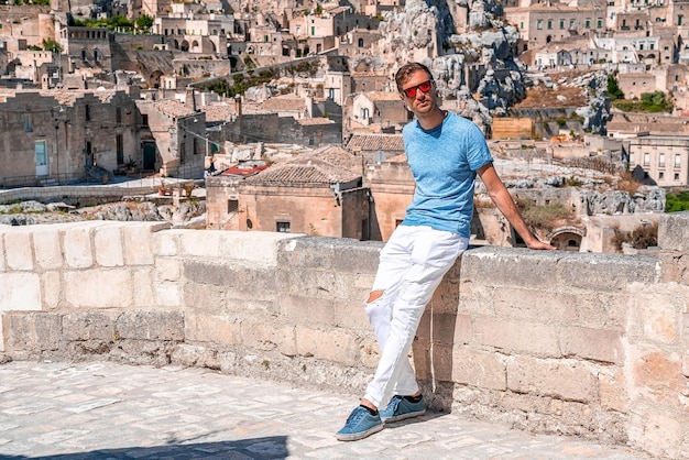 Joven, viajero, explorando el casco antiguo de Matera en la provincia de Matera, región de Basilicata, Italia. Hermosa ciudad medieval.