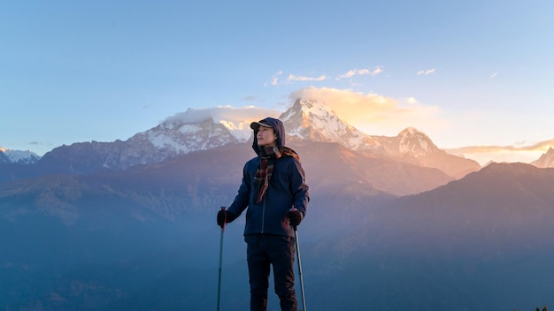 Un joven viajero haciendo senderismo en el punto de vista de Poon Hill en Ghorepani Nepal