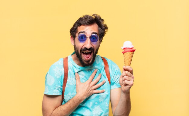 Joven viajero loco expresión feliz y sosteniendo un helado