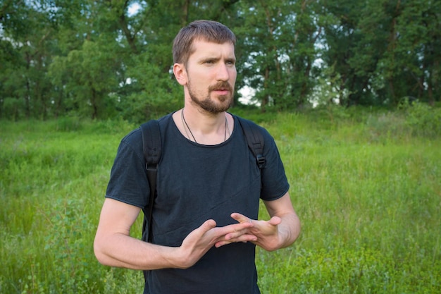 Joven viajero masculino en el bosque Concepto de actividades al aire libre de turismo