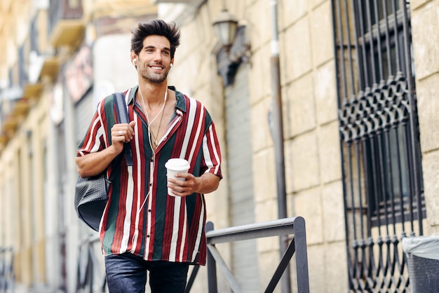 Joven viajero masculino disfrutando de las calles de Granada, España.