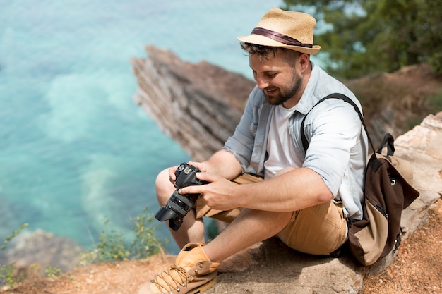 Joven viajero masculino en montenegro