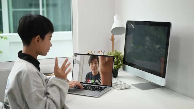 Joven con una videollamada en casa