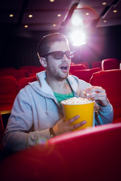 Joven viendo una película en 3d