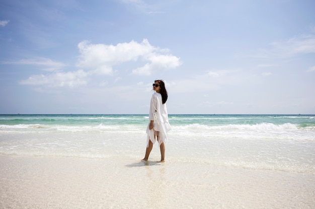 Joven vietnamita en la playa