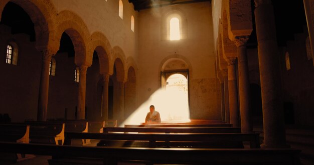 Foto un joven vikingo reza en una gran iglesia