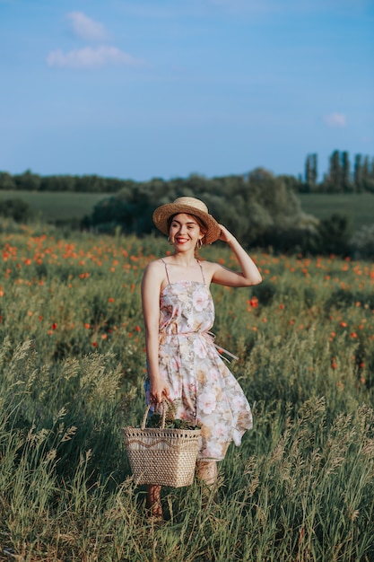 Joven vintage con un sombrero mientras mira el paisaje