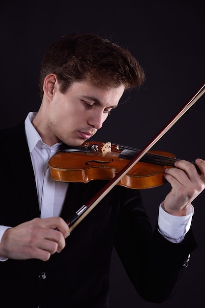 Joven violinista toca música clásica