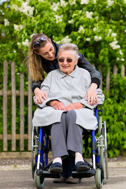 Joven visita a su abuela en un hogar de ancianos