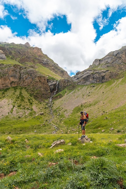 Un joven visitando la Cascada Salto de Tendenera en los Pirineos en el Valle de Ripera Huesca