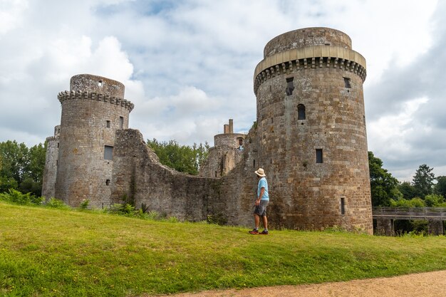 Un joven visitando las murallas del castillo medieval de Hunaudaye, Bretaña francesa. Monumento histórico de Francia