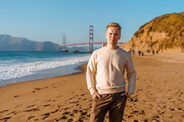 Joven con vistas al puente Golden Gate en San Francisco.