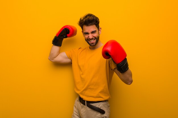 Joven vistiendo guantes de boxeo