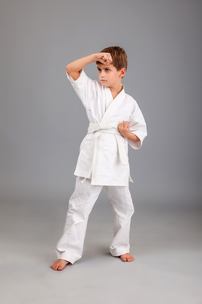 Foto joven vistiendo kimono de karate blanco
