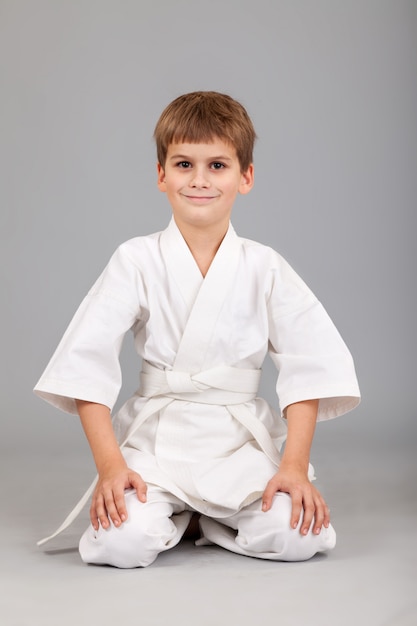 Foto joven vistiendo kimono de karate blanco