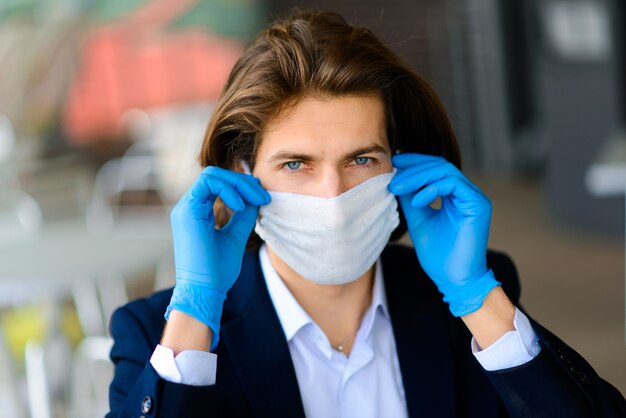 Joven vistiendo una mascarilla exterior