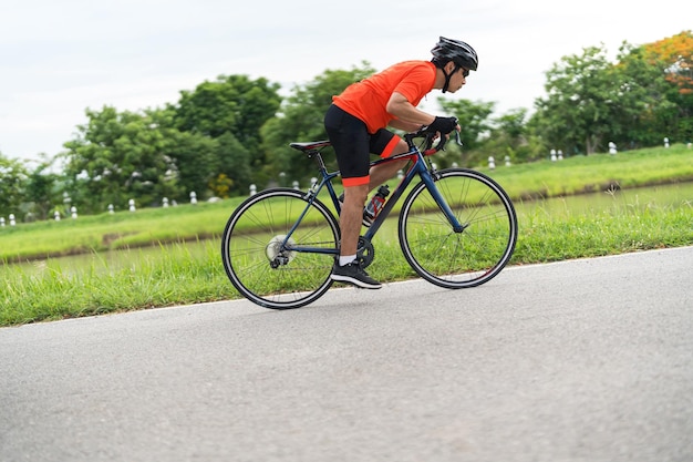 Joven vistiendo ropa deportiva Ciclista pedaleando en una bicicleta de carreras al aire libre en un día soleado Actividad deportiva en bicicleta negra