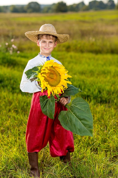 Joven vistiendo ropas tradicionales de Ucrania