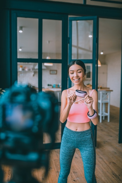 Foto joven vlogger de fitness grabando un vídeo
