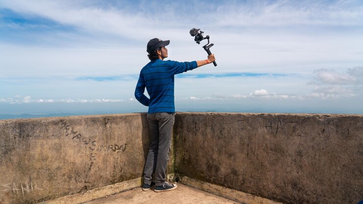 Joven vlogger influyente asiático o creador de contenido mirando a la cámara
