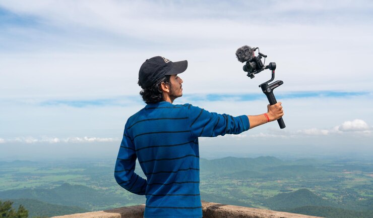 Joven vlogger influyente asiático o creador de contenido mirando a la cámara