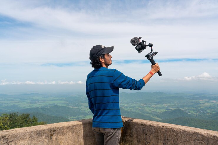 Joven vlogger influyente asiático o creador de contenido mirando a la cámara
