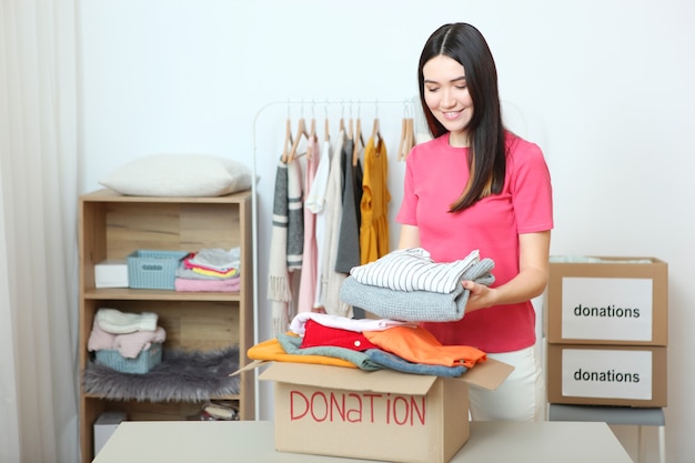 Una joven voluntaria recoge una caja de donaciones para los necesitados