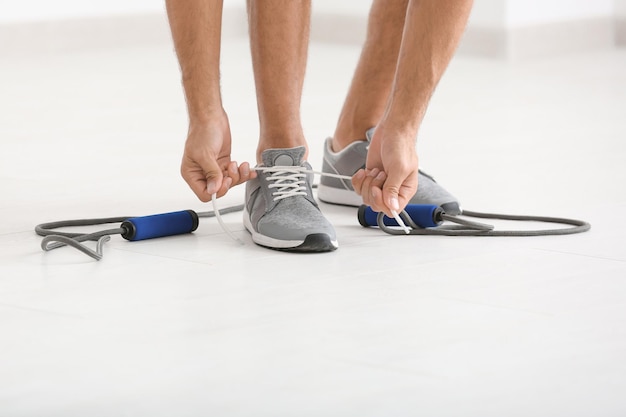 Joven en zapatillas de deporte en el interior de primer plano