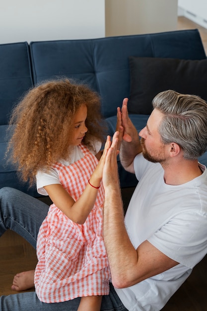 Jovencita adoptada por pareja