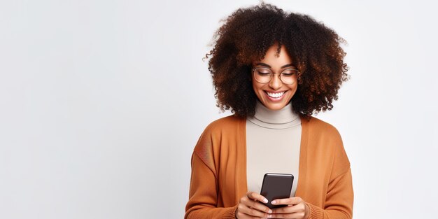 Jovencita alegre que usa un teléfono inteligente para enviar mensajes a sus amigos