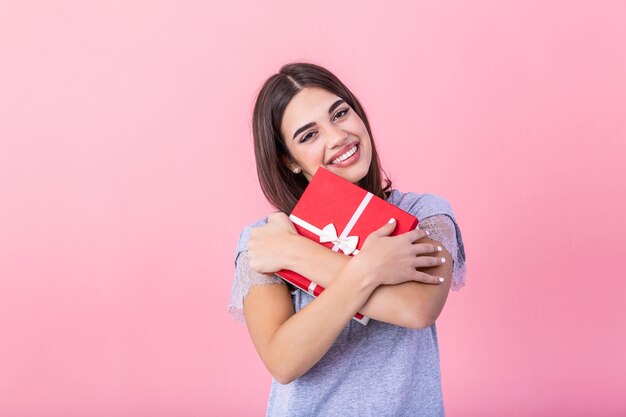 Jovencita con caja de regalo