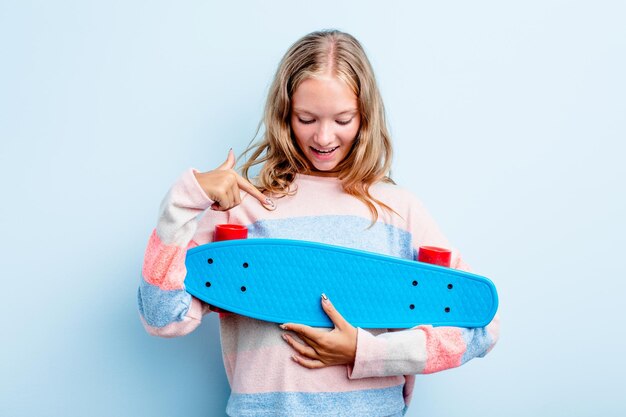 Jovencita caucásica aislada sobre fondo azul