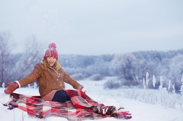 Jovencita en cuadros en la nieve