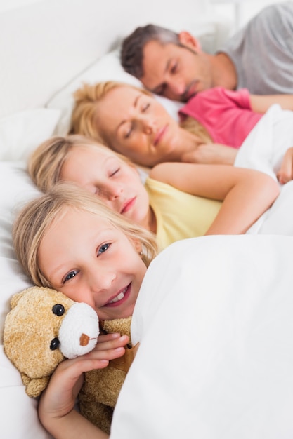 Jovencita despierta junto a su familia dormida