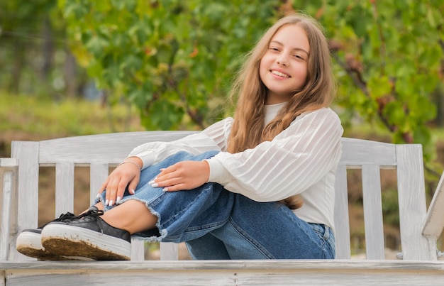 Jovencita divirtiéndose en el patio de recreo felicidad infantil relajarse en el parque actividad de verano