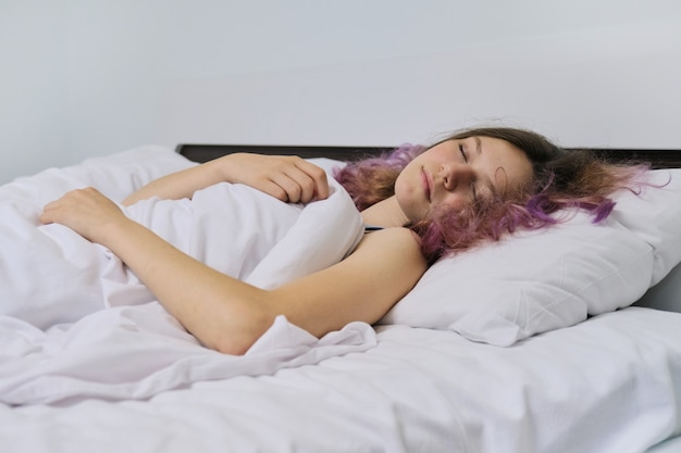 Jovencita durmiendo en su casa en la cama