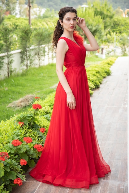 Una jovencita en un elegante vestido rojo